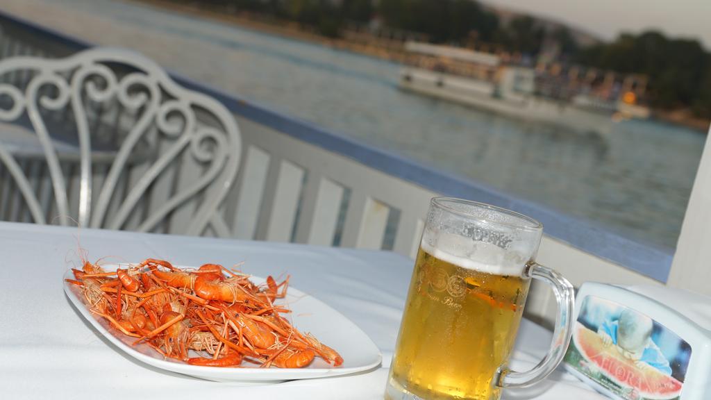 River Side Hotel Mingəçevir Buitenkant foto