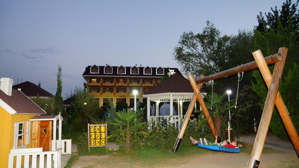 River Side Hotel Mingəçevir Buitenkant foto