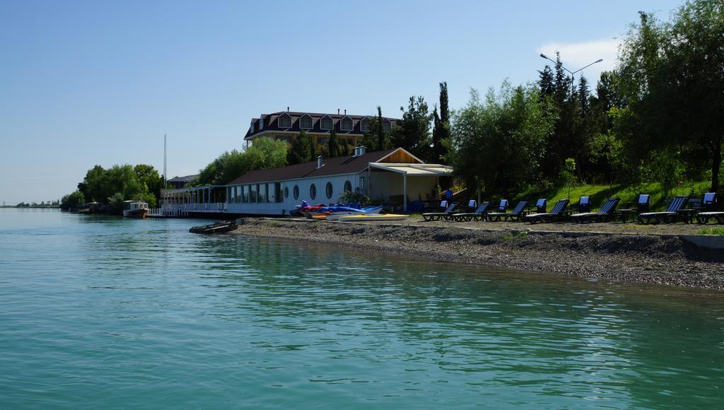 River Side Hotel Mingəçevir Buitenkant foto